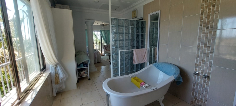 4 Bedroom Property for Sale in Wavecrest Eastern Cape